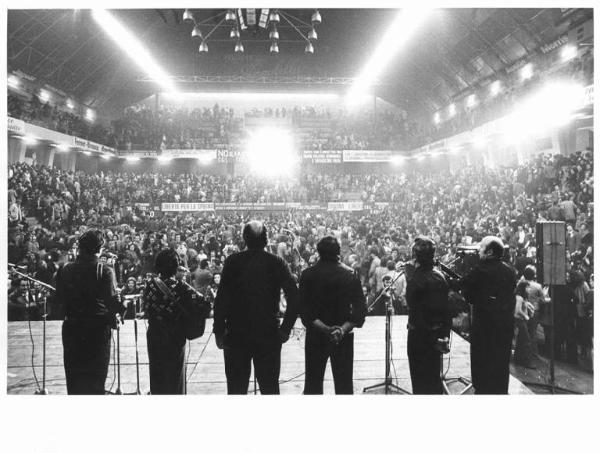 Palalido - Interno - Manifestazione antifascista e internazionalista promossa dalla Federazione Cgil, Cisl e Uil di Milano - Panoramica - Sul palco un gruppo musicale - Platea - Striscioni