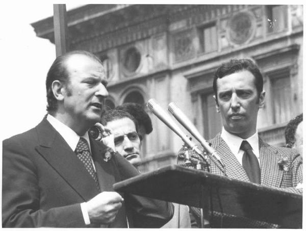 Festa dei lavoratori - Manifestazione del primo maggio - Comizio in piazza del Duomo - Palco - Raffaele Vanni, segretario nazionale, al microfono, al suo fianco Lucio De Carlini - Fotografo