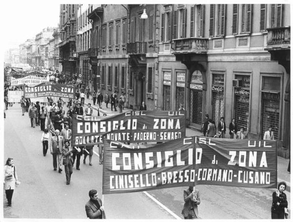 Festa dei lavoratori - Manifestazione del primo maggio - Corteo in corso Venezia - Spezzone con striscioni dei Consigli di zona - Striscioni