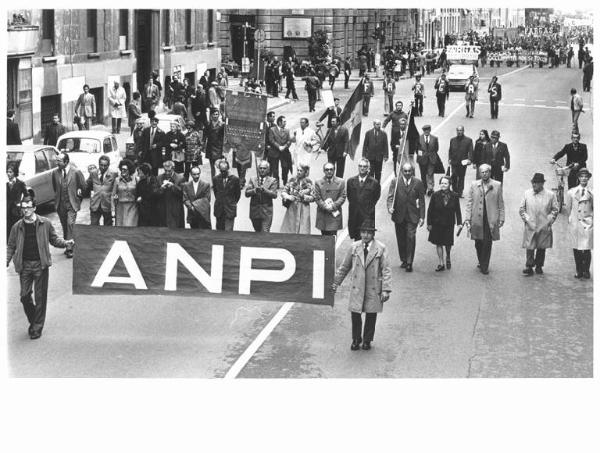 Festa dei lavoratori - Manifestazione del primo maggio - Corteo in corso Venezia - Spezzone Anpi e lavoratori della Fargas - Striscioni - Gonfalone - Bandiere