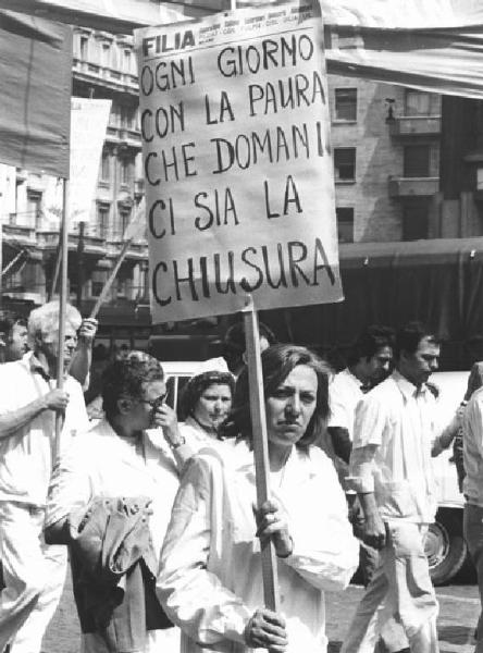 Sciopero dei lavoratori delle industrie alimentari - Corteo - Donna con cartello - Operai con grembiule da lavoro