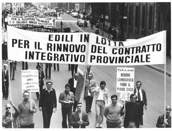 Manifestazione regionale dei lavoratori edili - Corteo in corso Venezia - Striscioni - Cartelli - Bandiera