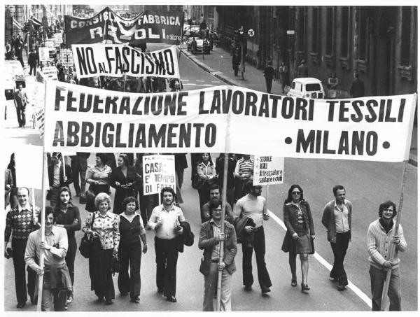 Manifestazione regionale dei lavoratori edili - Corteo in corso Venezia - Spezzone lavoratori tessili - Striscioni - Cartelli