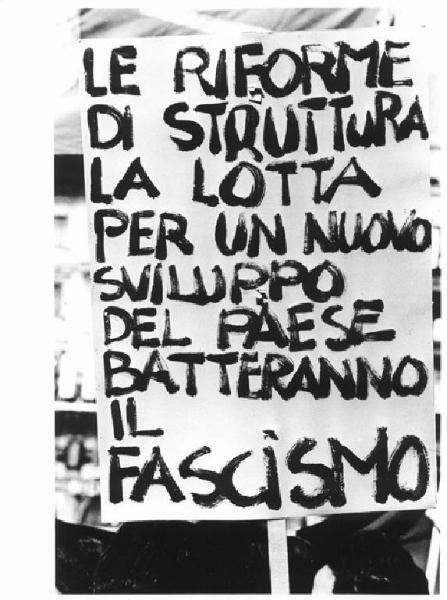 Manifestazione di tutte le categorie in risposta alla strage in piazza della Loggia a Brescia - Cartello contro il fascismo