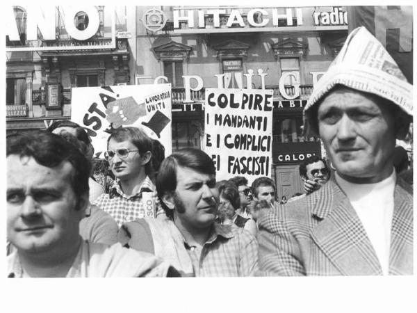 Manifestazione di tutte le categorie in risposta alla strage in piazza della Loggia a Brescia - Comizio in piazza del Duomo - Manifestanti - Cartelli - Pubblicità sui palazzi