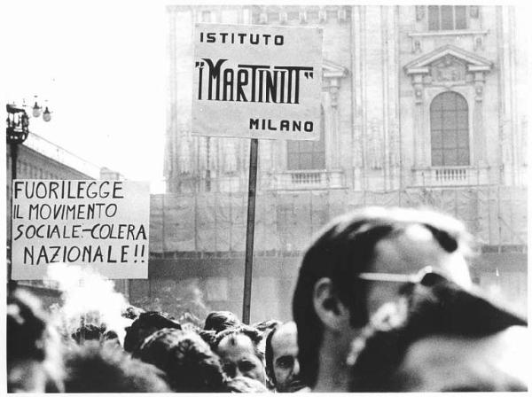 Manifestazione di tutte le categorie in risposta alla strage in piazza della Loggia a Brescia - Comizio in piazza del Duomo - Manifestanti - Cartello dell'Istituto Martinitt