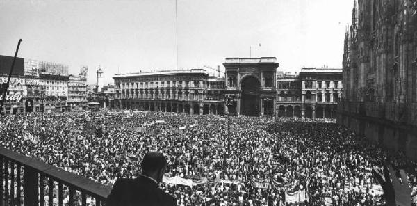 Manifestazione di tutte le categorie in risposta alla strage in piazza della Loggia a Brescia - Comizio in piazza del Duomo - Panoramica sulla piazza dall'alto - Folla di manifestanti - Striscioni - Pubblicità sui palazzi