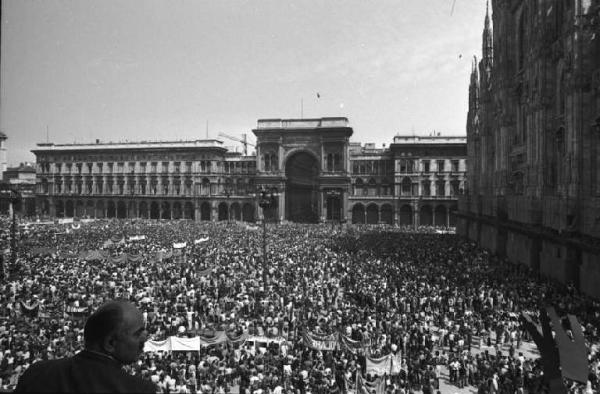 Manifestazione di tutte le categorie in risposta alla strage in piazza della Loggia a Brescia - Comizio in piazza del Duomo - Panoramica sulla piazza dall'alto - Folla di manifestanti - Striscioni - Ingresso della Galleria Vittorio Emanuele II