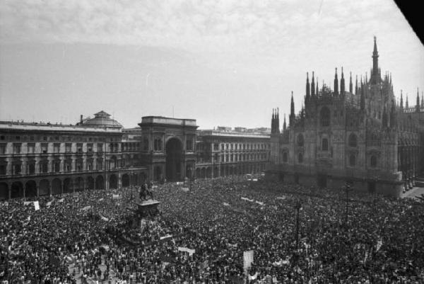 Manifestazione di tutte le categorie in risposta alla strage in piazza della Loggia a Brescia - Comizio in piazza del Duomo - Panoramica sulla piazza dall'alto - Folla di manifestanti - Striscioni - Il Duomo - Monumento a Vittorio Emanuele II