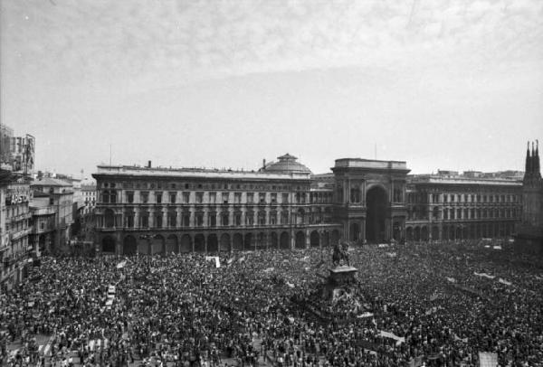 Manifestazione di tutte le categorie in risposta alla strage in piazza della Loggia a Brescia - Comizio in piazza del Duomo - Panoramica sulla piazza dall'alto - Folla di manifestanti - Striscioni - Ingresso della Galleria Vittorio Emanuele II