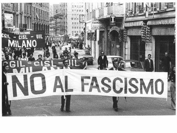 Funerali delle vittime della strage di piazza della Loggia a Brescia - Corteo - Spezzone sindacati - Striscioni - Striscione "No al fascismo"