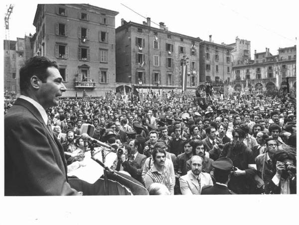 Funerali delle vittime della strage di piazza della Loggia a Brescia - Comizio in piazza - Palco - Luciano Lama al microfono - Folla di manifestanti - Gonfaloni