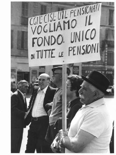 Manifestazione regionale pensionati - Pensionati con cartello