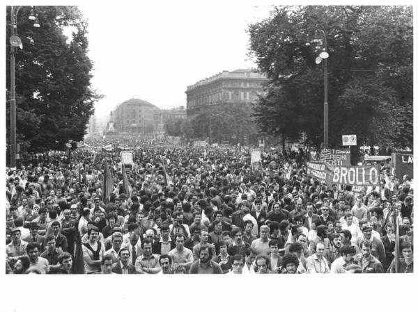 Sciopero di Cgil, Cisl e Uil contro il carovita e in solidarietà con la lotta dei braccianti - Comizio in piazza Castello - Panoramica sulla folla di manifestanti - Striscioni - Bandiere