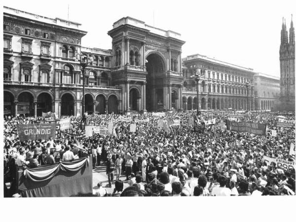 Sciopero generale in difesa del salario e dell'occupazione - Comizio in piazza del Duomo - Panoramica sulla piazza - Folla di manifestanti - Striscioni - Cartelli