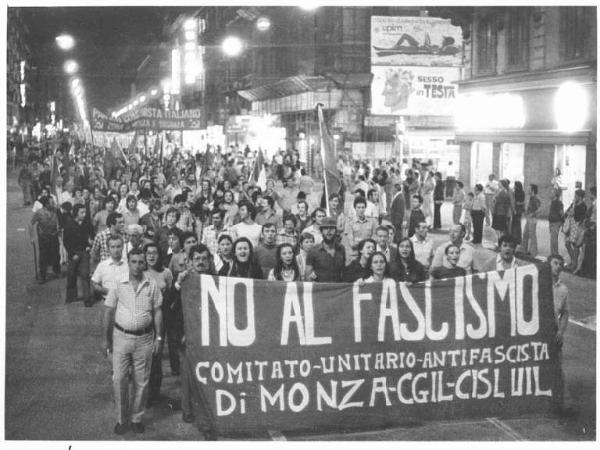 Manifestazione notturna contro l'attentato al treno Italicus - Corteo in corso Buenos Aires - Spezzone comitato unitario antifascista di Monza - Striscione contro il fascismo - Bandiere