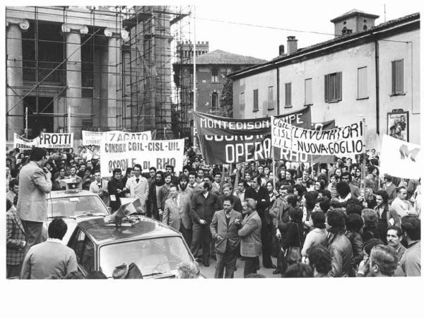 Manifestazione contro il carovita - Comizio in piazza - Oratore al microfono - Lavoratori - Striscioni - Auto con altoparlante