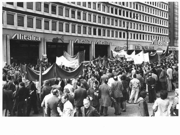 Manifestazione contro il carovita - Presidio davanti all'Alitalia - Lavoratori - Striscioni - Bandiere - Insegna Alitalia