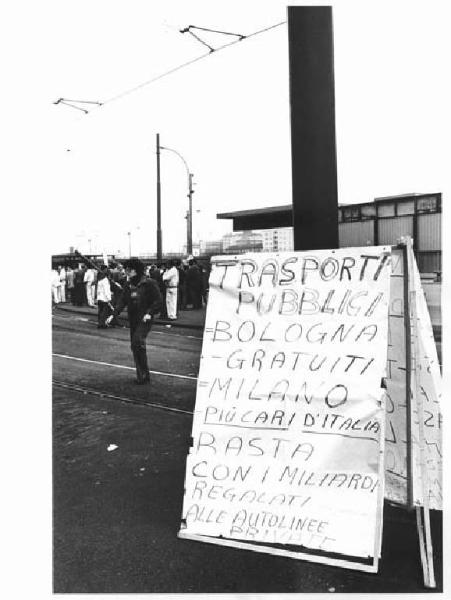 Manifestazione contro il carovita - Presidio in via Ferrari - Lavoratori - Cartello di protesta sui trasporti pubblici