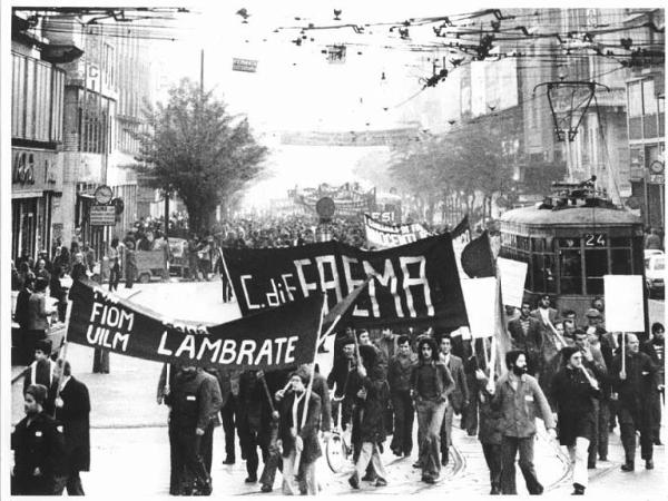 Sciopero generale per le riforme economiche e sociali - Corteo - Spezzone lavoratori della Faema - Operai con tuta da lavoro - Striscioni - Bandiere - Tram