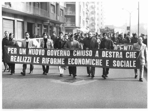 Sciopero generale per le riforme economiche e sociali - Corteo - Lavoratori con striscione