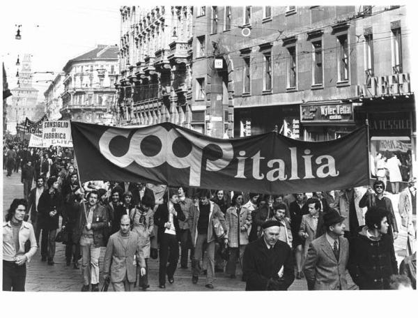 Sciopero generale per le riforme economiche e sociali - Corteo in via Dante - Spezzone lavoratori della Coop - Striscioni