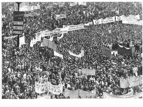 Sciopero generale per le riforme economiche e sociali - Comizio in piazza del Duomo - Panoramica sulla piazza dall'alto - Palco - Folla di lavoratori - Striscioni