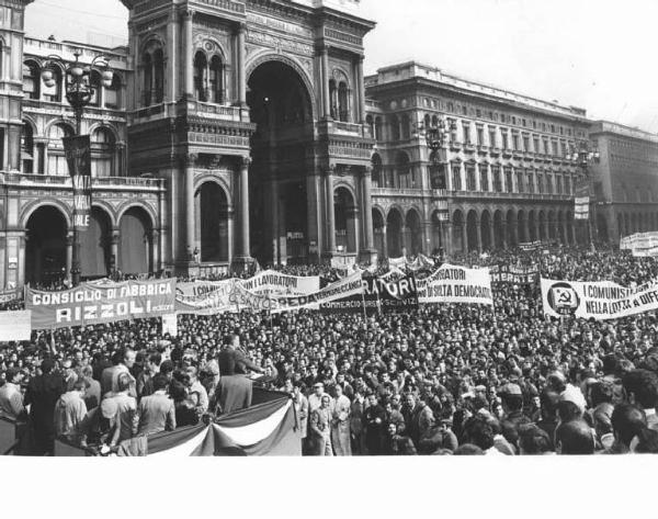 Sciopero generale per le riforme economiche e sociali - Comizio in piazza del Duomo - Palco - Bruno Trentin al microfono - Folla di persone - Striscioni