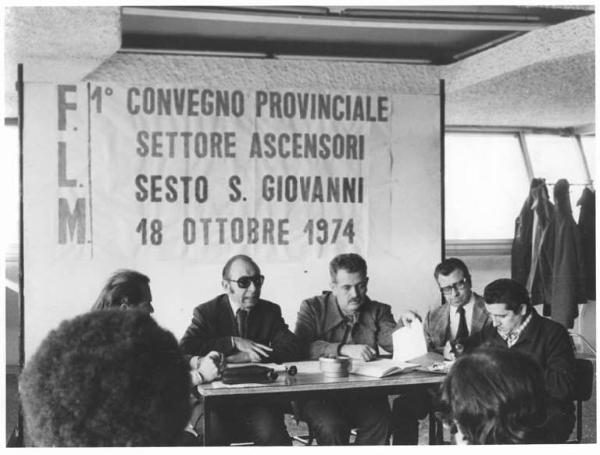 Primo convegno provinciale Flm del settore ascensori - Interno - Tavolo della presidenza con oratori - Parola d'ordine