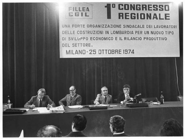 Primo congresso regionale Fillea Cgil, edili - Interno - Tavolo della presidenza con oratori - Parola d'ordine