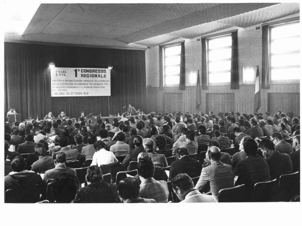 Primo congresso regionale Fillea Cgil, edili - Interno - Panoramica sulla sala - Tavolo della presidenza con oratori - Platea - Parola d'ordine