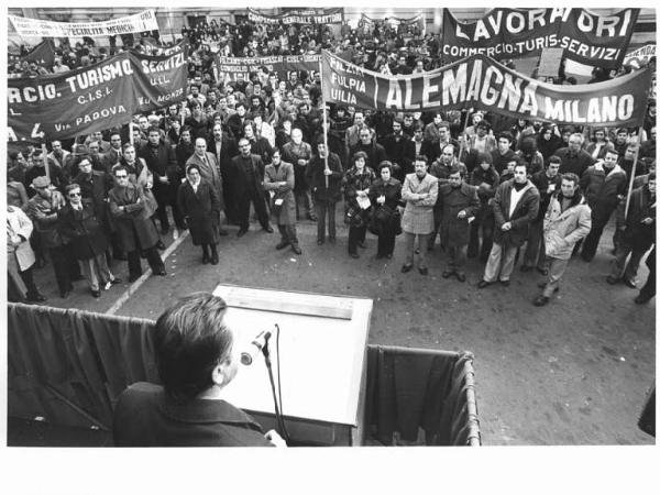 Sciopero generale per l'occupazione - Presidio dei lavoratori davanti alla sede delle associazioni padronali di Milano - Palco - Longoni al microfono - Lavoratori - Striscioni