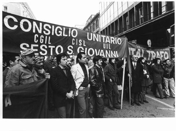 Sciopero generale per l'occupazione - Presidio dei lavoratori davanti alla sede dell'Assolombarda - Operai con tuta da lavoro - Striscioni