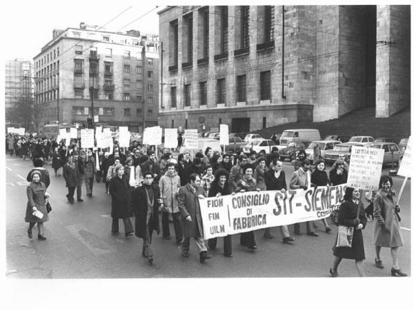 Manifestazione Cgil Cisl Uil per gli asili nido - Corteo in corso di Porta Vittoria davanti a Palazzo di Giustizia - Spezzone lavoratori della Sit Siemens - Striscione - Cartelli