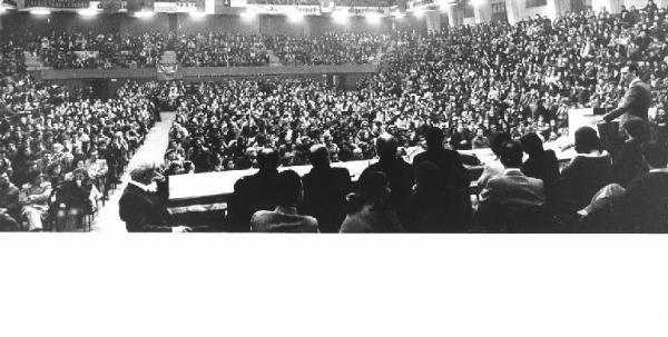 Palalido - Interno - Manifestazione in solidarietà con il Cile - Panoramica sulla sala - Pubblico - Sul palco Lucio De Carlini al microfono - Striscioni