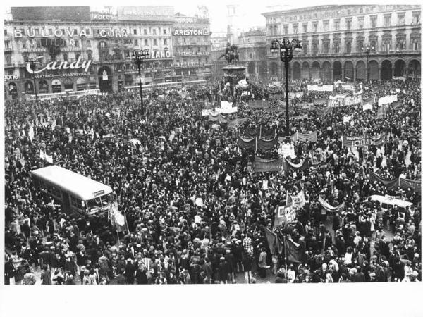 Sciopero generale per occupazione, salario, pensioni e nuovo sviluppo economico - Comizio in piazza del Duomo - Panoramica sulla piazza - Manifestanti - Striscioni - Pullman - Pubblicità sui palazzi