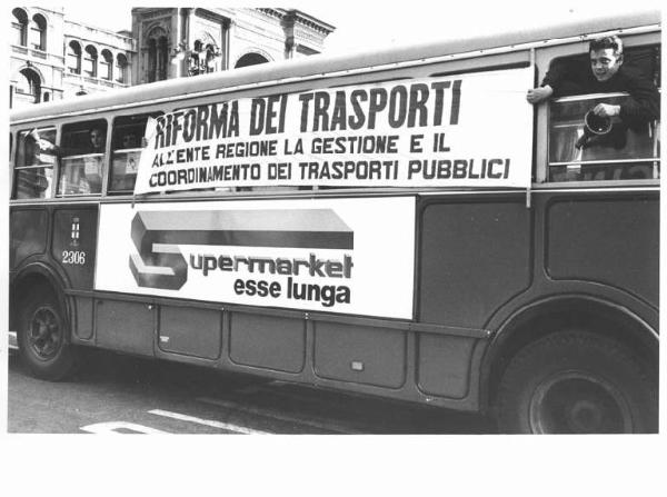 Sciopero dei lavoratori dei trasporti per il contratto - Pullman con Manifestanti in piazza del Duomo - Striscione - Campane - Pubblicità dell'Esselunga