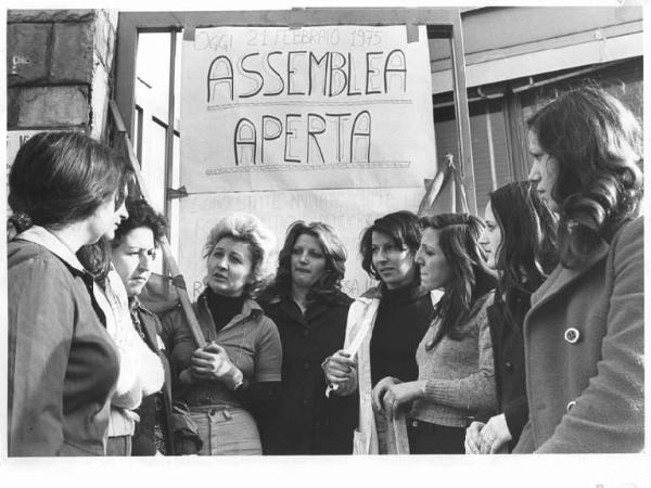 Imperial - Assemblea permanente in fabbrica contro la richiesta di cassa integrazione per mille lavoratori - Lavoratrici discutono davanti alla fabbrica - Bandiera - Cartello di assemblea aperta