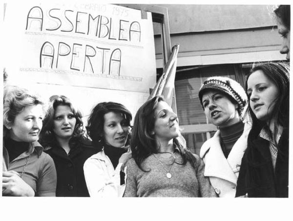 Imperial - Assemblea permanente in fabbrica contro la richiesta di cassa integrazione per mille lavoratori - Lavoratrici discutono davanti alla fabbrica - Cartello di assemblea aperta - Bandiera