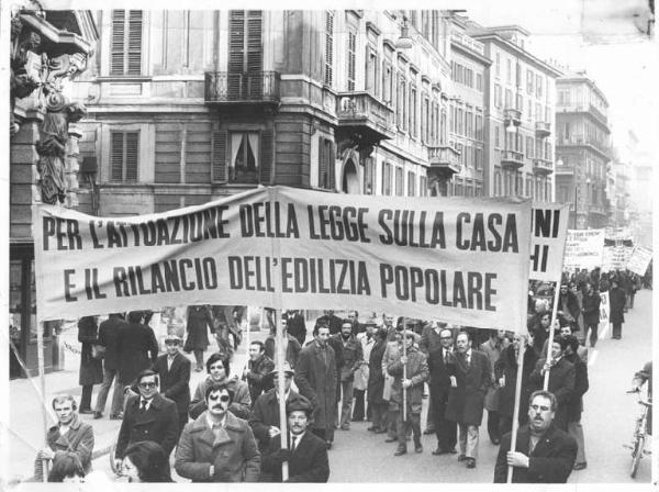 Manifestazione per la casa - Corteo in corso Venezia - Striscioni