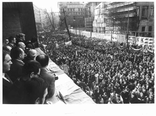 Manifestazione antifascista davanti alla sede dell'Anpi contro una provocazione fascista - Giulio Polotti parla ai manifestanti dal balcone - Folla di manifestanti - Striscioni