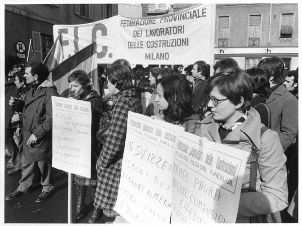 Sciopero dei lavoratori del legno - Comizio in piazza - Lavoratrici con cartelli - Striscione - Bandiera