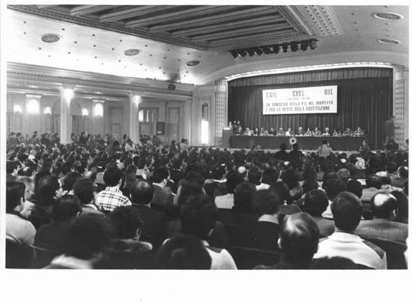 Teatro Odeon - Interno - Assemblea di Cgil, Cisl e Uil per la costituzione del sindacato del corpo di polizia - Panoramica sulla sala - Platea - Tavolo della presidenza - Parola d'ordine