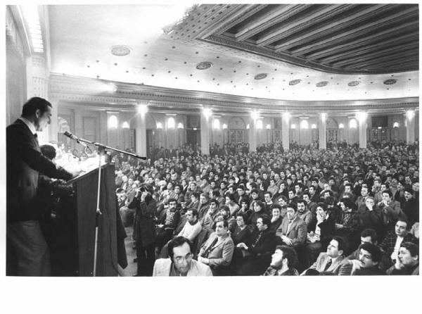 Teatro Odeon - Interno - Assemblea di Cgil, Cisl e Uil per la costituzione del sindacato del corpo di polizia - Panoramica sulla sala - Platea - Oratore al microfono