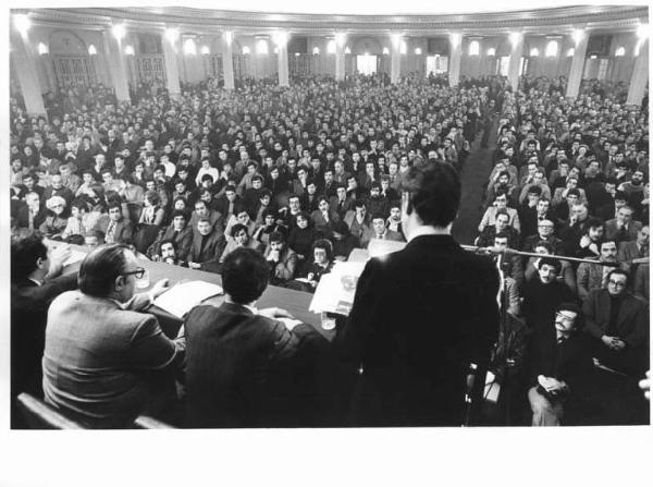 Teatro Odeon - Interno - Assemblea di Cgil, Cisl e Uil per la costituzione del sindacato del corpo di polizia - Panoramica sulla sala - Platea - Oratore di spalle al microfono