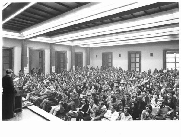 Convegno unitario edili per il problema della casa - Interno - Panoramica sulla sala - Platea - Gianfranco Rognoni di spalle al microfono - Manifesti Flc