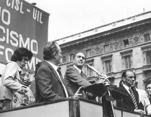 Manifestazione antifascista dei lavoratori dell'industria e del commercio - Comizio in piazza del Duomo - Rinaldo Scheda al microfono - Striscione