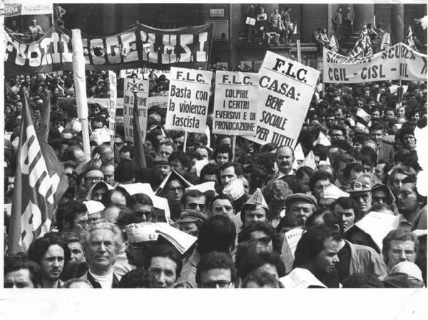 Manifestazione antifascista dei lavoratori dell'industria e del commercio - Comizio in piazza del Duomo - Lavoratori - Cartelli Flc - Striscioni - Bandiere