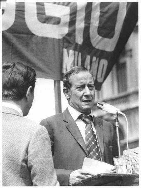 Festa dei lavoratori - Manifestazione del primo maggio - Comizio in piazza del Duomo - Palco - Bruno Storti al microfono