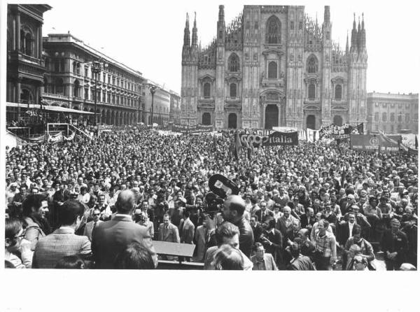 Festa dei lavoratori - Manifestazione del primo maggio - Comizio in piazza del Duomo - Panoramica sulla piazza - Palco - Bruno Storti di spalle al microfono - Folla di lavoratori - Striscioni - Bandiere - Il Duomo